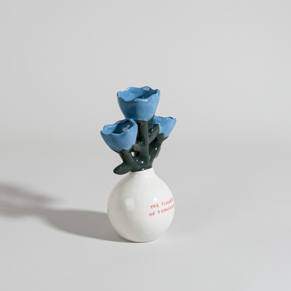 Weiße, blaue und grüne Steingutfigur mit Vase und Blumenstrauß, H