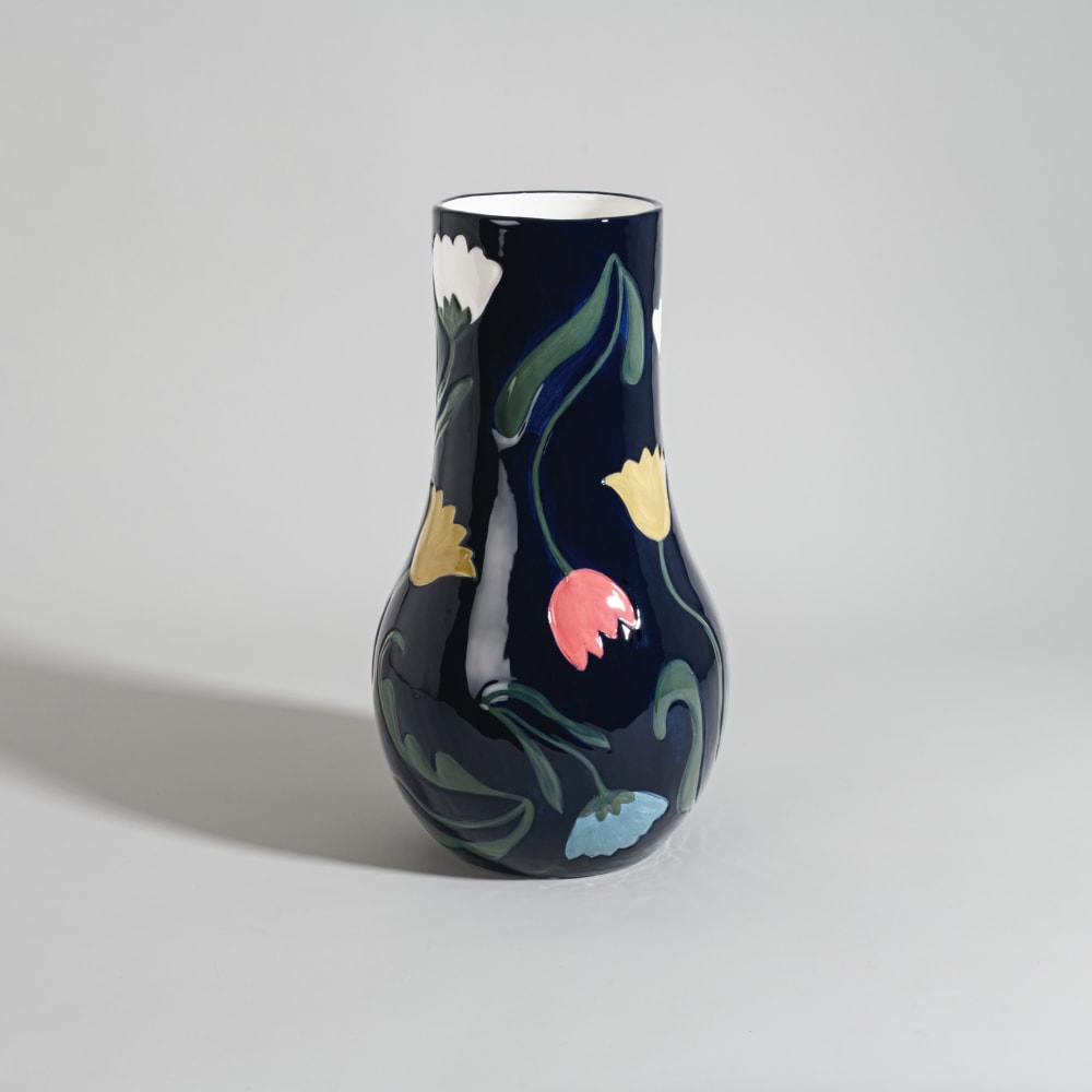 Vase en faïence motif fleurs bleues, roses et vertes, H35 cm — Beyit
