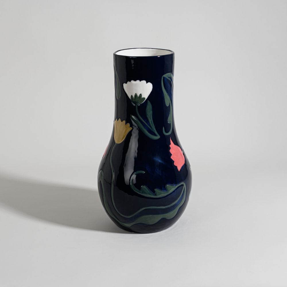 Steingutvase mit blauem, rosa und grünem Blumenmuster, H 35 cm -