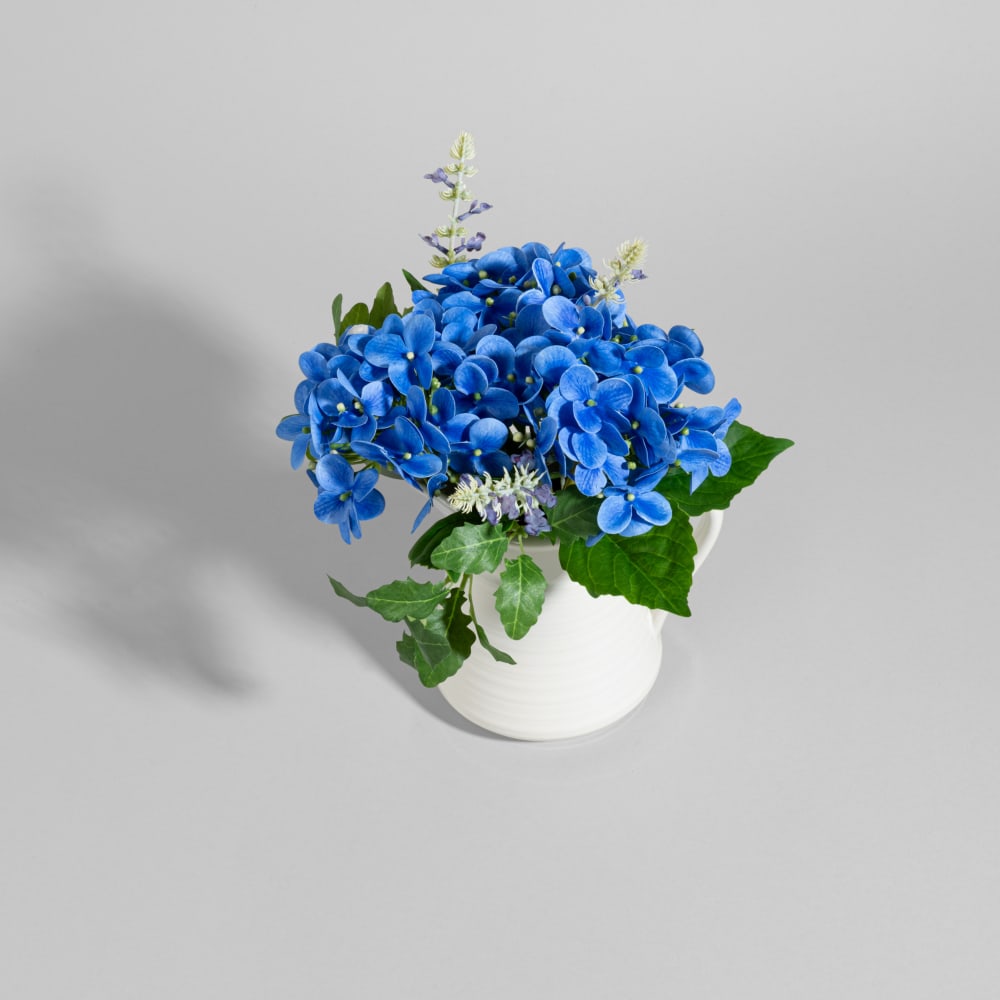 Bouquet de fleurs artificielles bleues et pot en grès — vue 3
