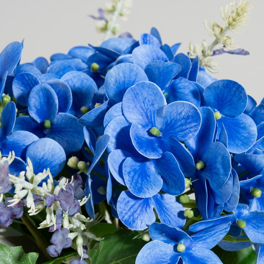 Bouquet de fleurs artificielles bleues et pot en grès — vue 4