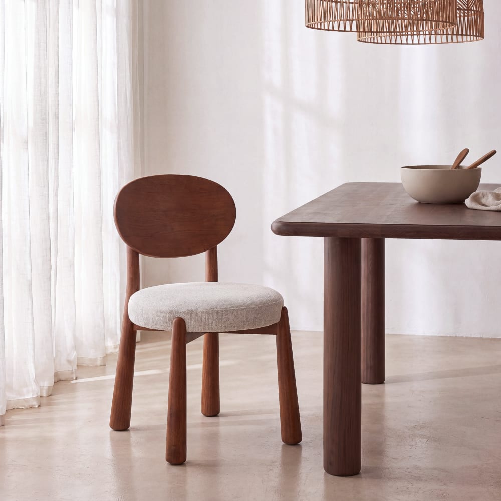 Chaise écrue et bois d'hévéa massif foncé
