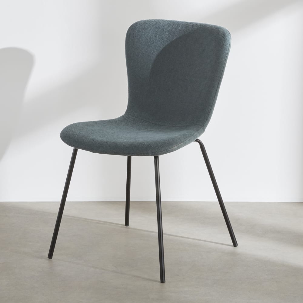 Blauer Stuhl mit schwarzen Stahlbeinen - Maisons Du Monde