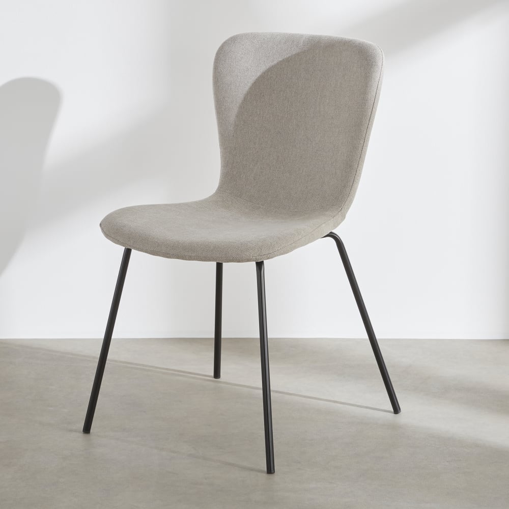 Chaise gris clair et pieds en acier noir