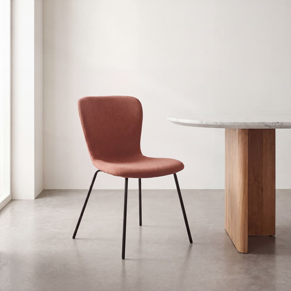 Chaise coloris rouille et pieds en acier noir