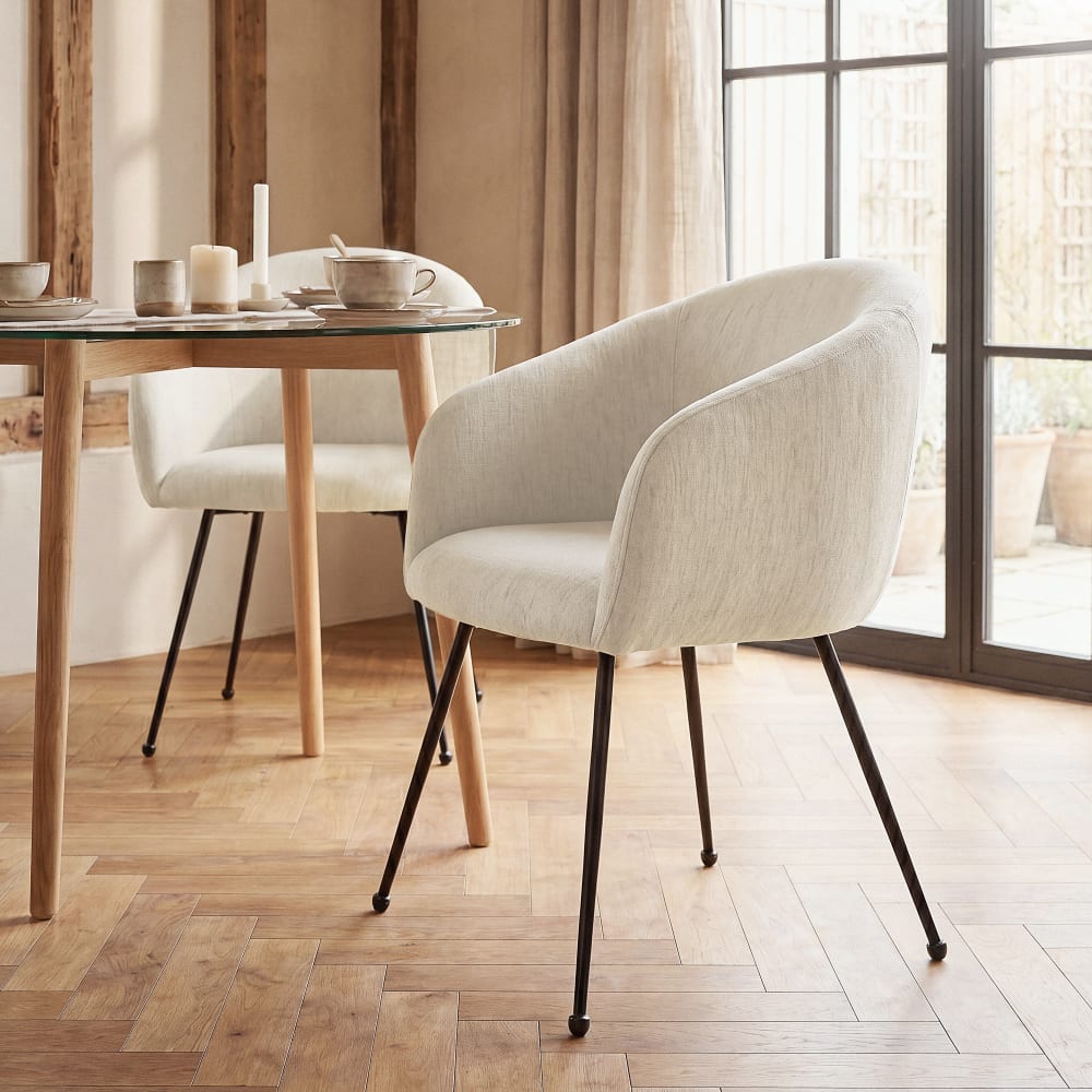 Fauteuil de table beige et pieds en acier noir