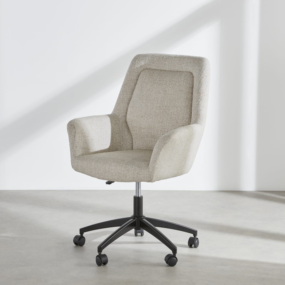 Chaise de bureau beige et pied en acier noir à roulettes