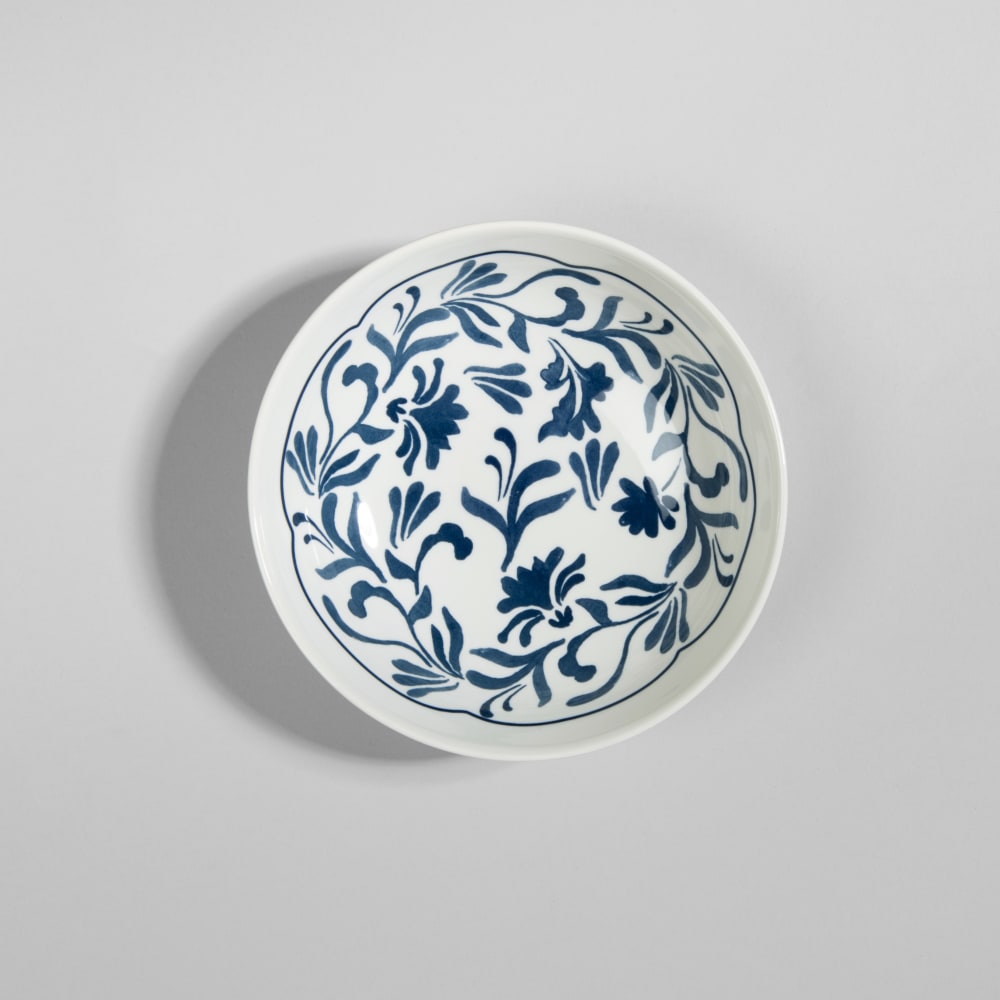 Assiette creuse en céramique blanche motif floral bleu