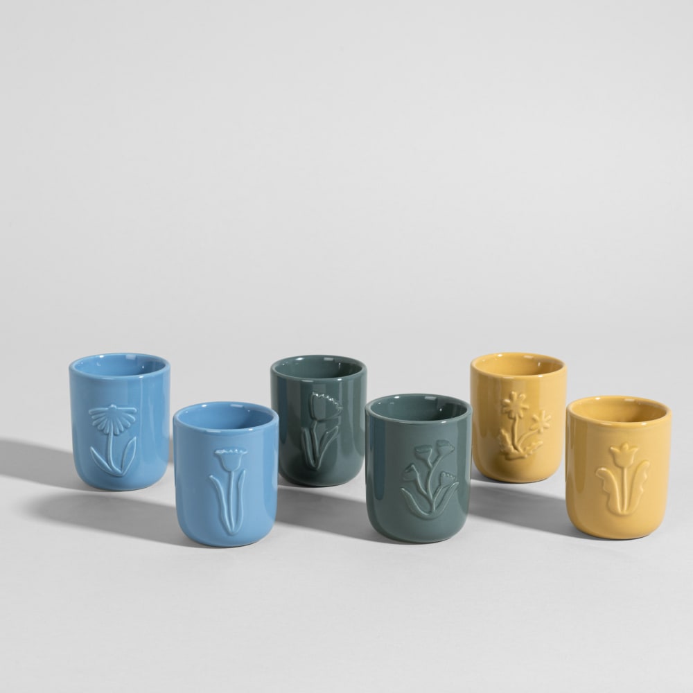 Coffret 6 tasses en grès motif floral en relief Coffret 6 tasses en grès motif floral en relief