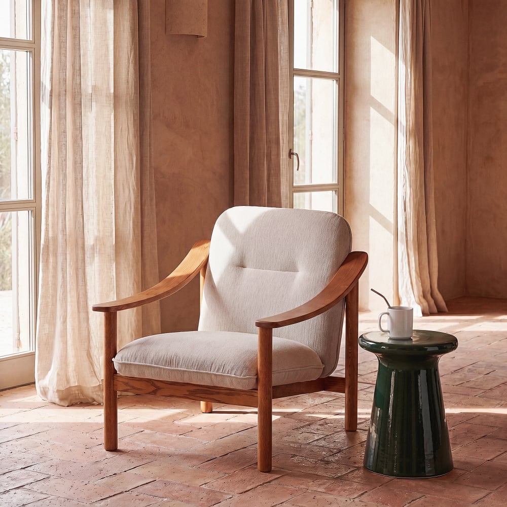 Fauteuil beige et pieds en bois de frêne massif foncé Fauteuil beige et pieds en bois de frêne massif foncé