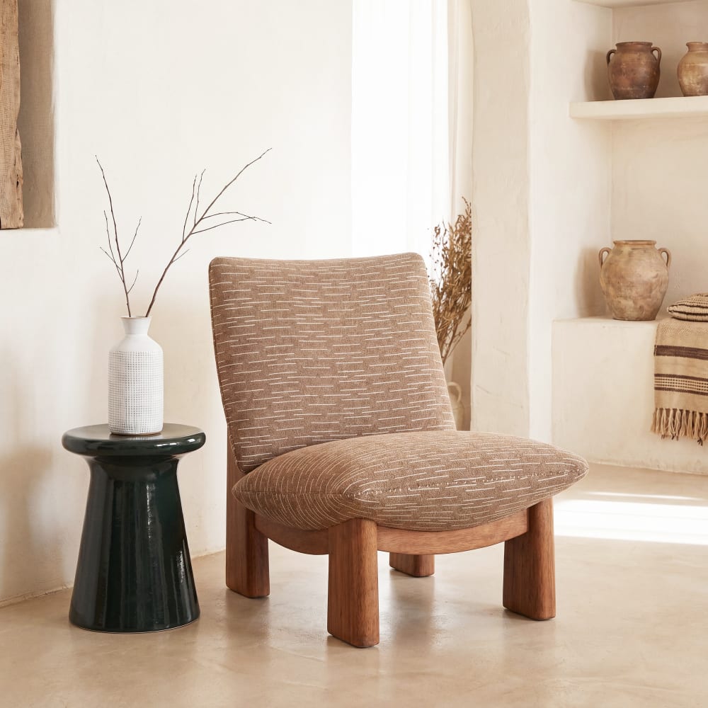 Fauteuil marron et pieds en bois d'hévéa