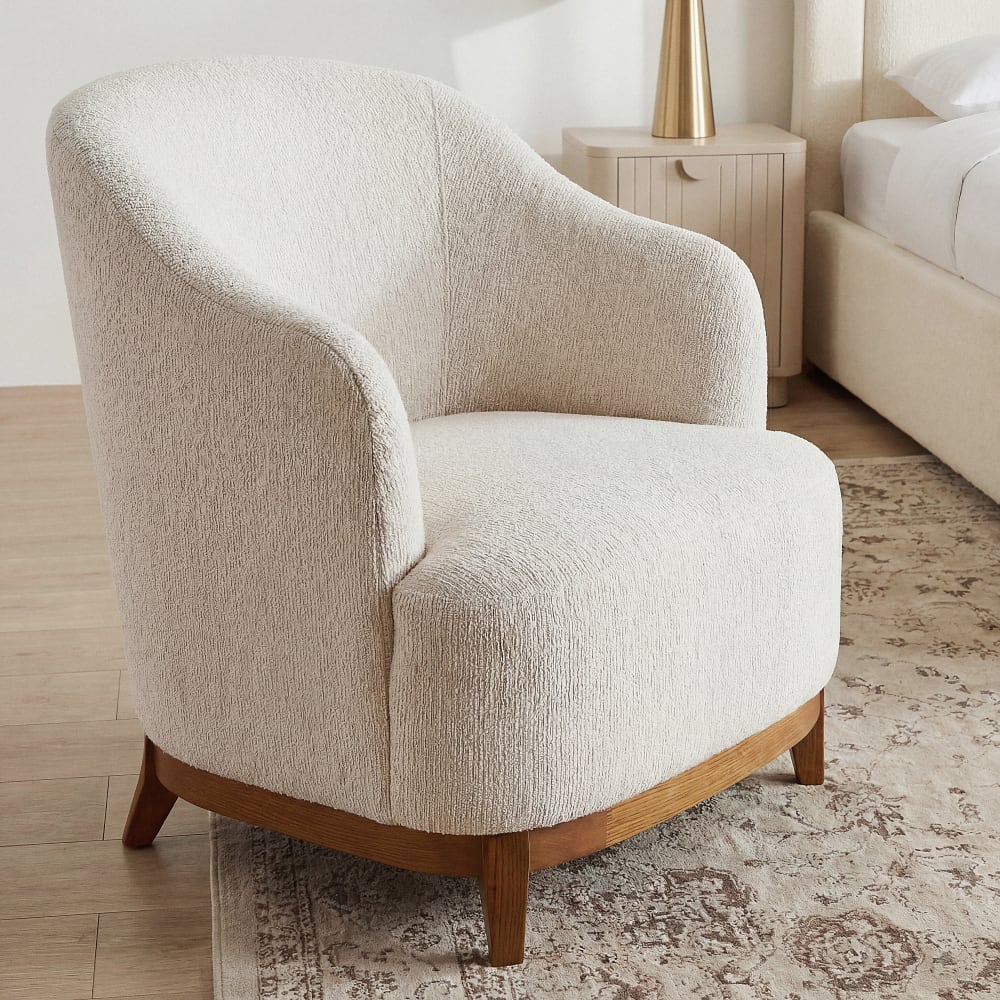 Fauteuil beige et pieds en bois de frêne massif foncé Fauteuil beige et pieds en bois de frêne massif foncé