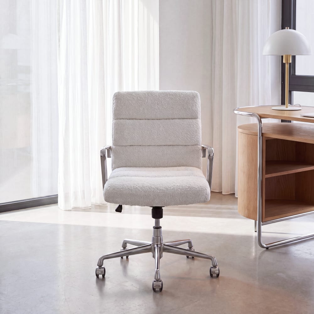 Chaise de bureau en bouclette beige à roulettes