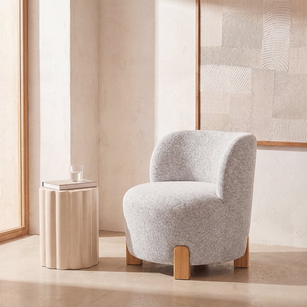 Fauteuil gris clair chiné et pied en bois de frêne clair Fauteuil gris clair chiné et pied en bois de frêne clair