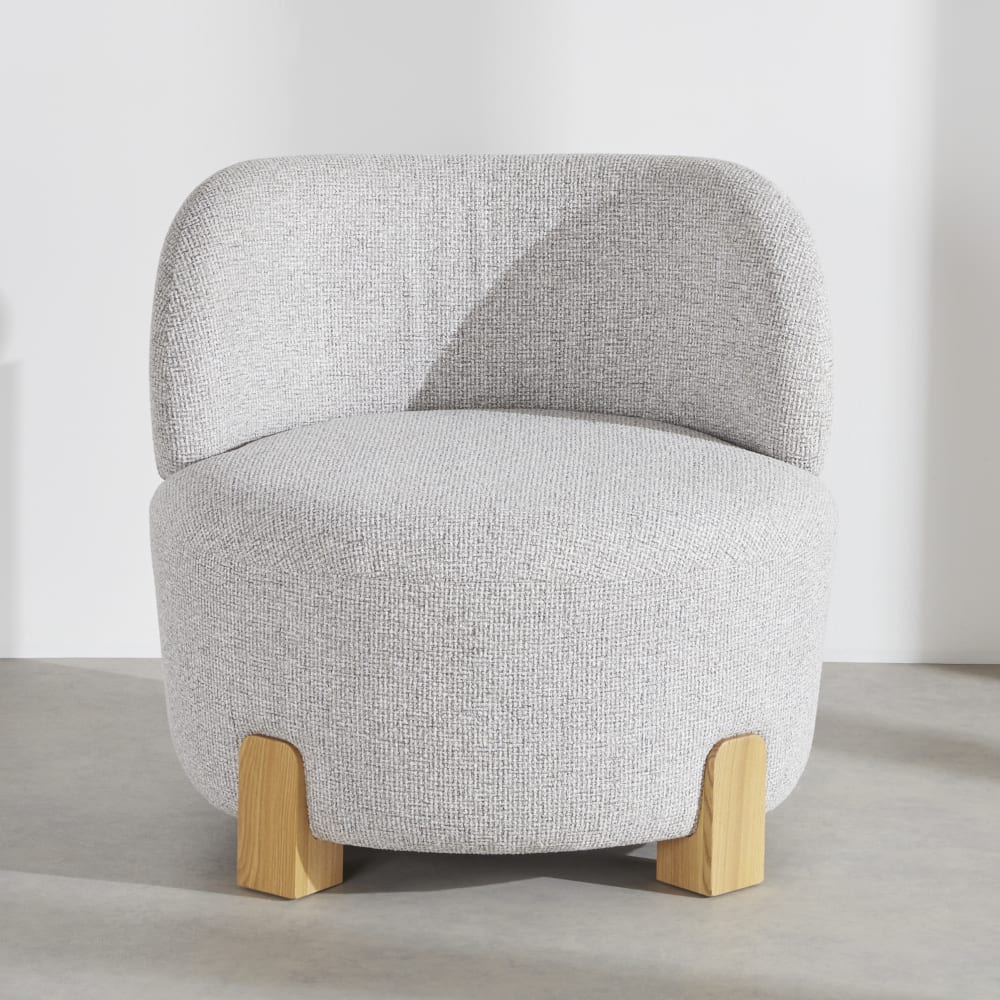 Fauteuil gris clair chiné et pied en bois de frêne clair — vue 4