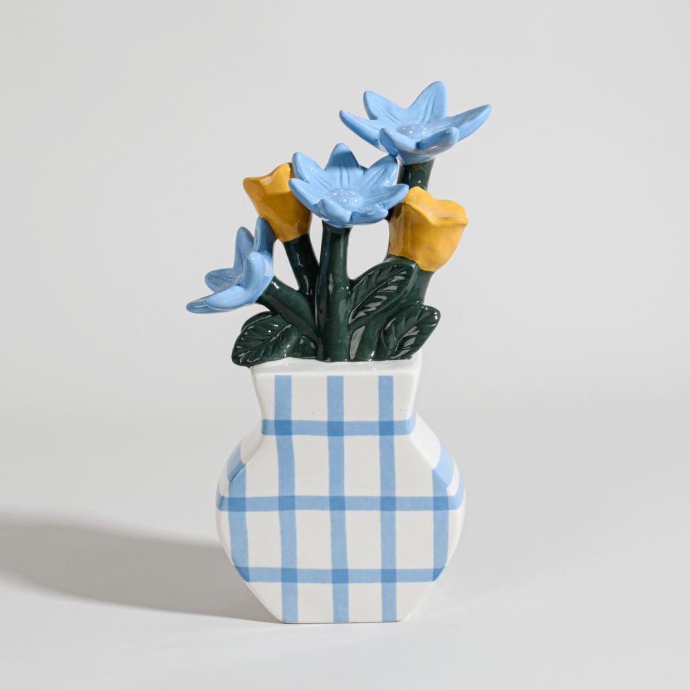 Statuette vase et fleurs en faïence blanche et bleue, H30 cm