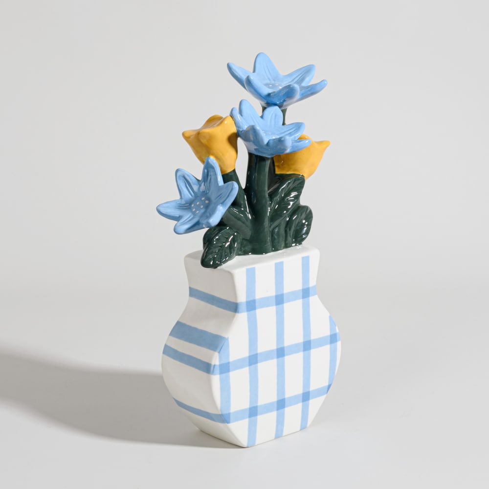 Statuette vase et fleurs en faïence blanche et bleue, H30 cm — vue 3