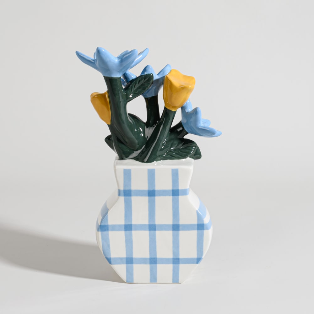 Statuette vase et fleurs en faïence blanche et bleue, H30 cm — vue 4