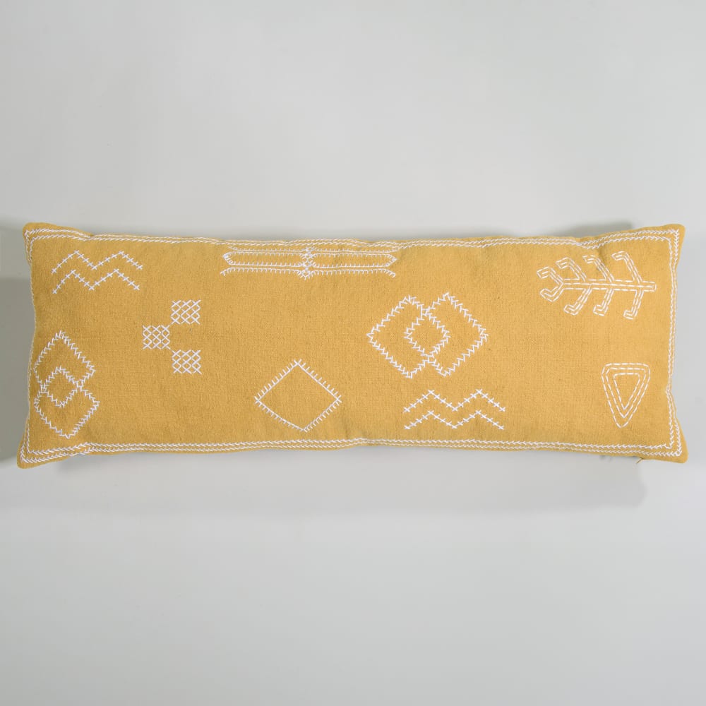 Coussin en coton moutarde et broderies blanches, 80x30 cm