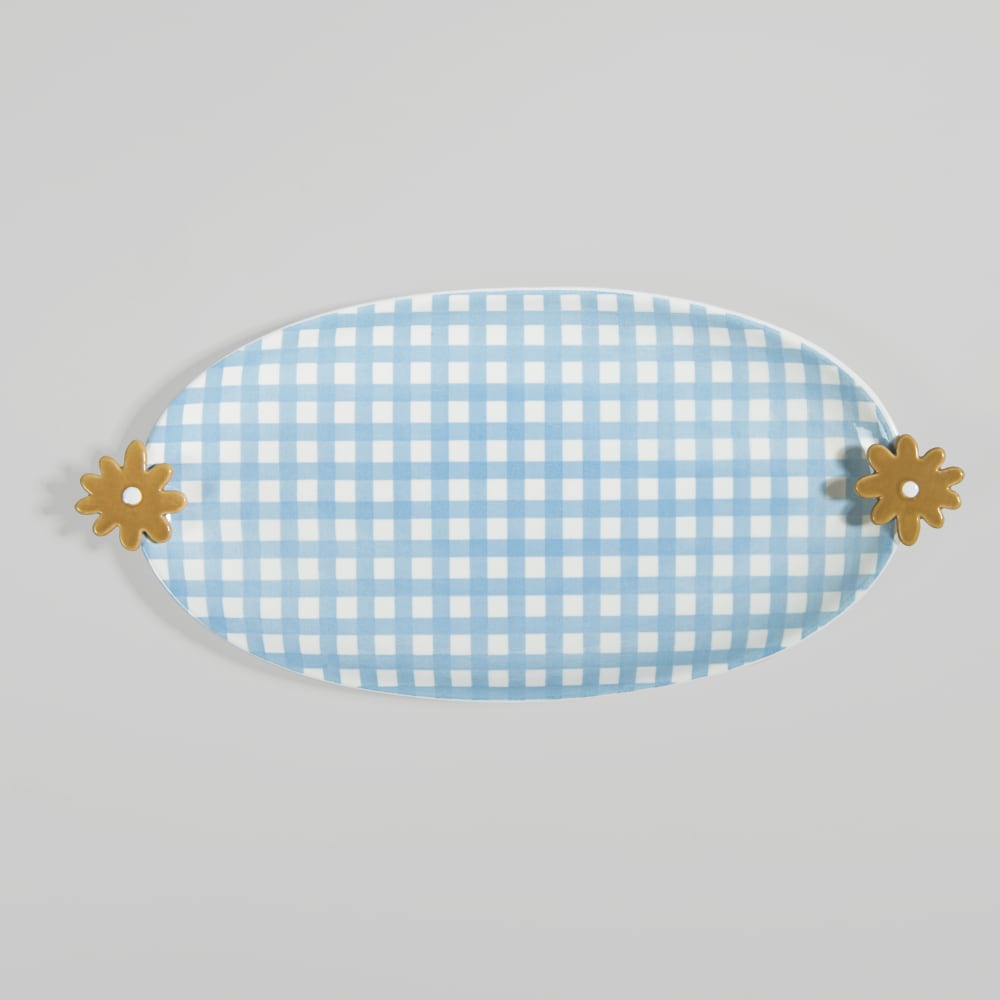 Plat de présentation en grès motif vichy bleu et anses fleurs Plat de présentation en grès motif vichy bleu et anses fleurs