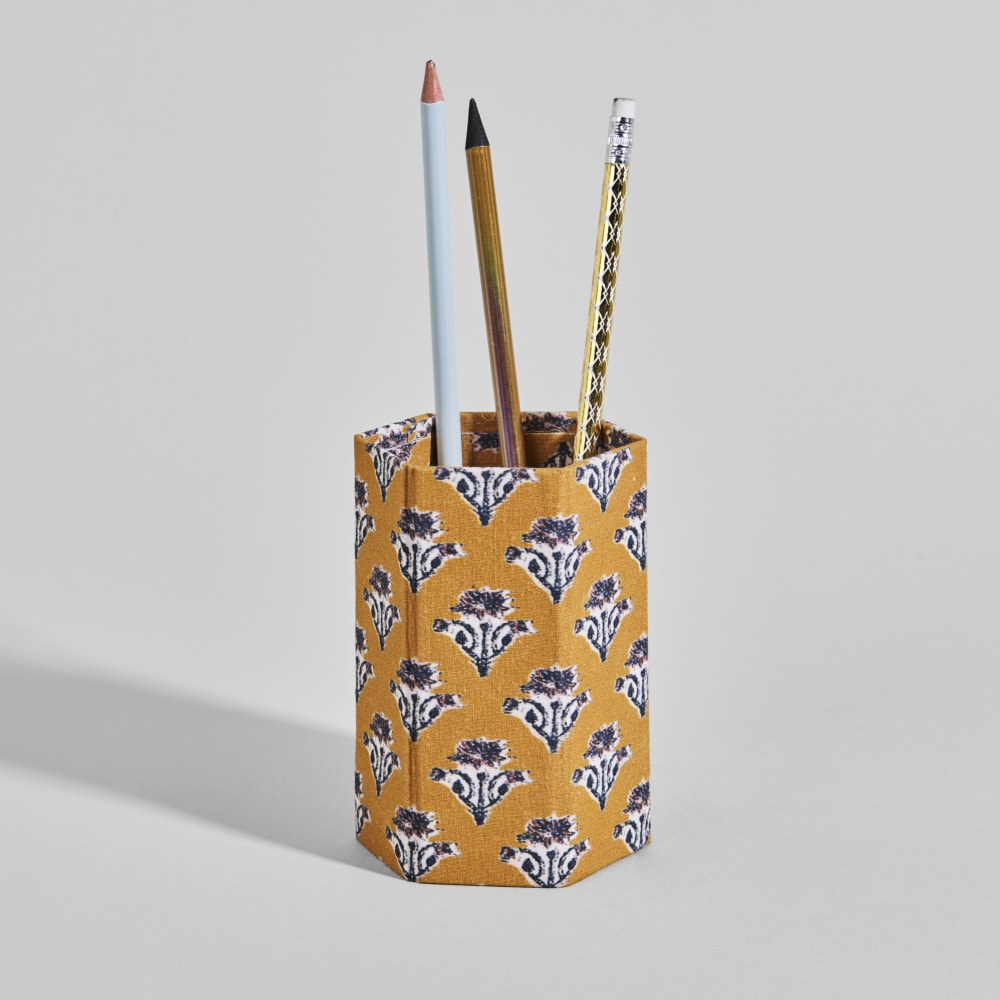Pot à crayons pliable en coton ocre et imprimés noirs