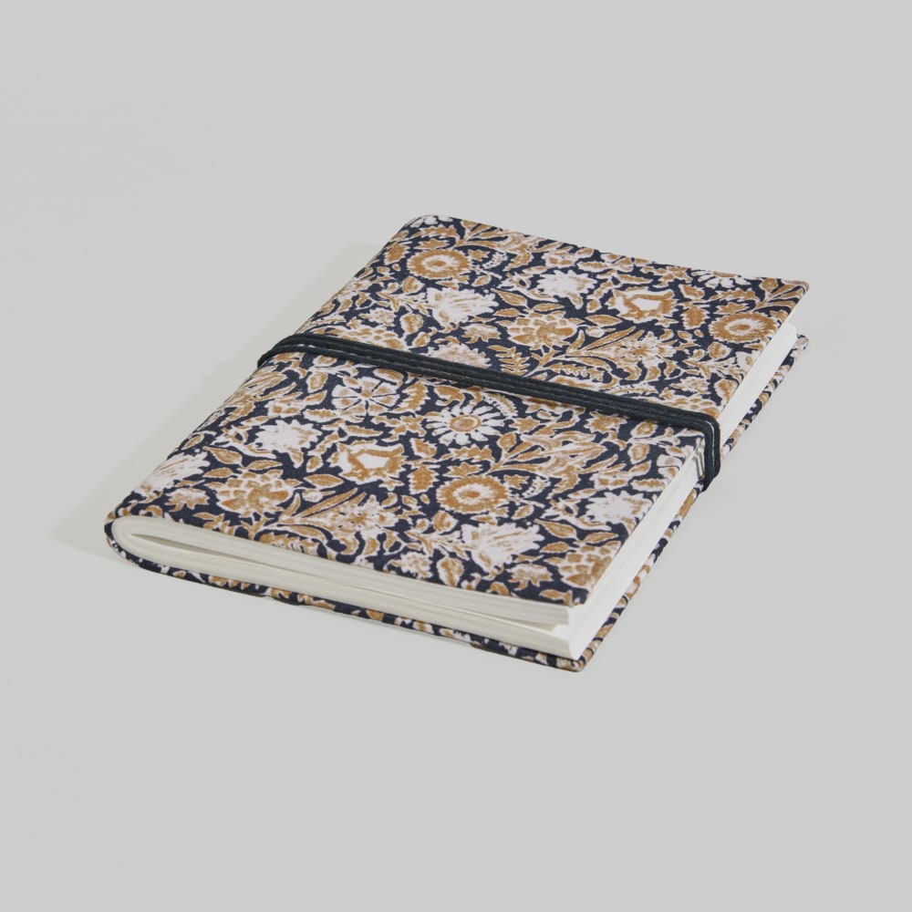 Carnet A5 en coton noir motifs ocres et fermeture ficelle Carnet A5 en coton noir motifs ocres et fermeture ficelle
