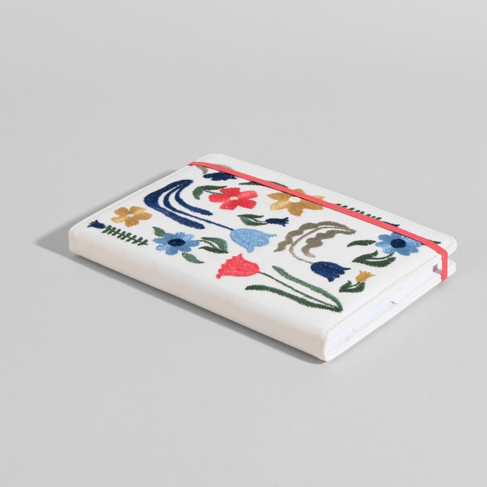 Carnet A5 en coton biologique motifs fleurs brodées multicolores et fermeture élastique rose