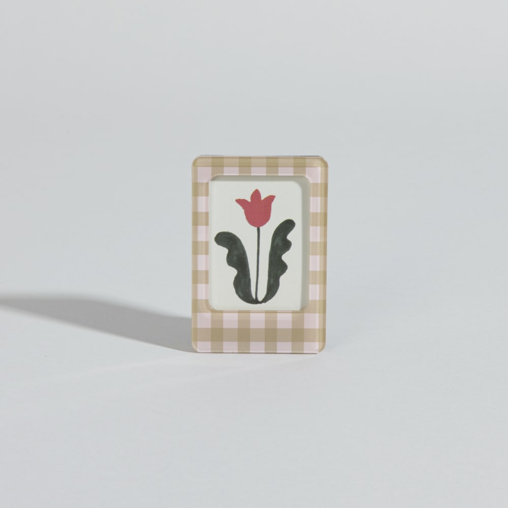 Cadre photo magnétique motif carreaux jaunes et roses, format 6x4 cm