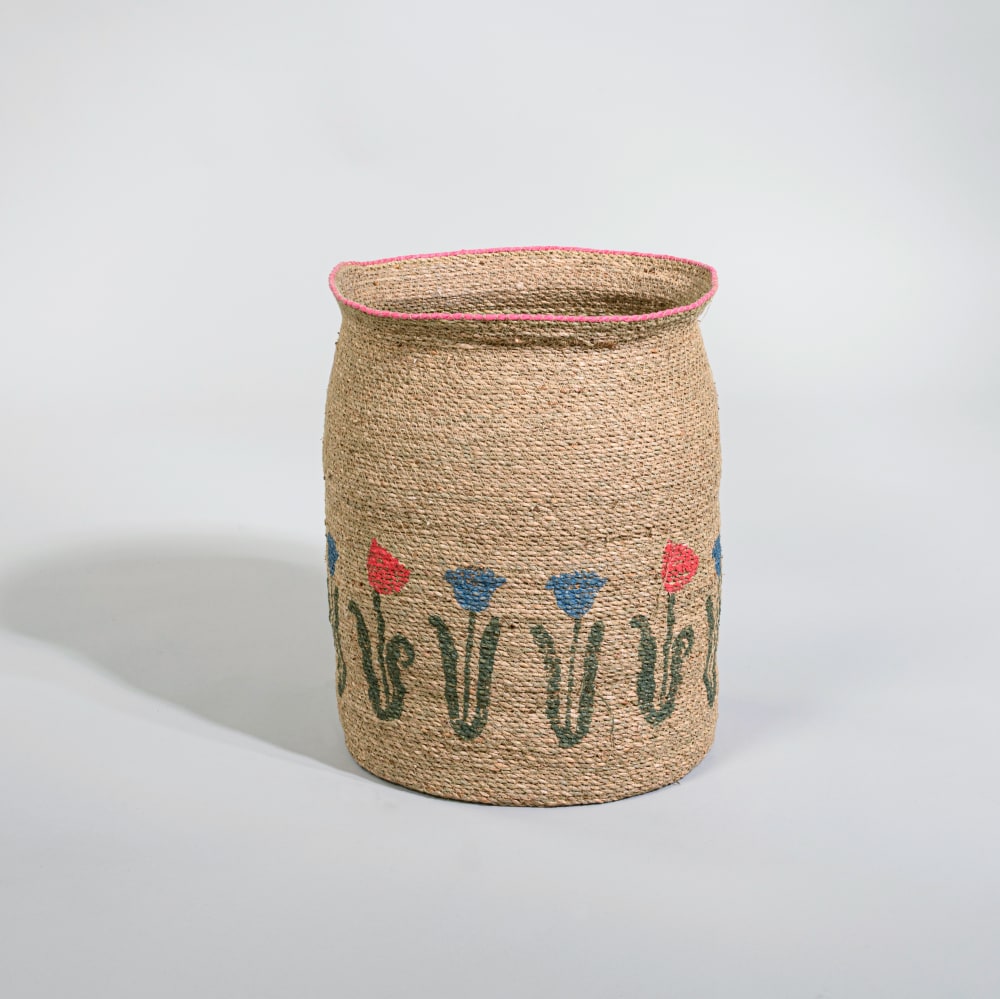 Panier en jonc de mer motifs fleurs tricolores et liseré rose — Beyit