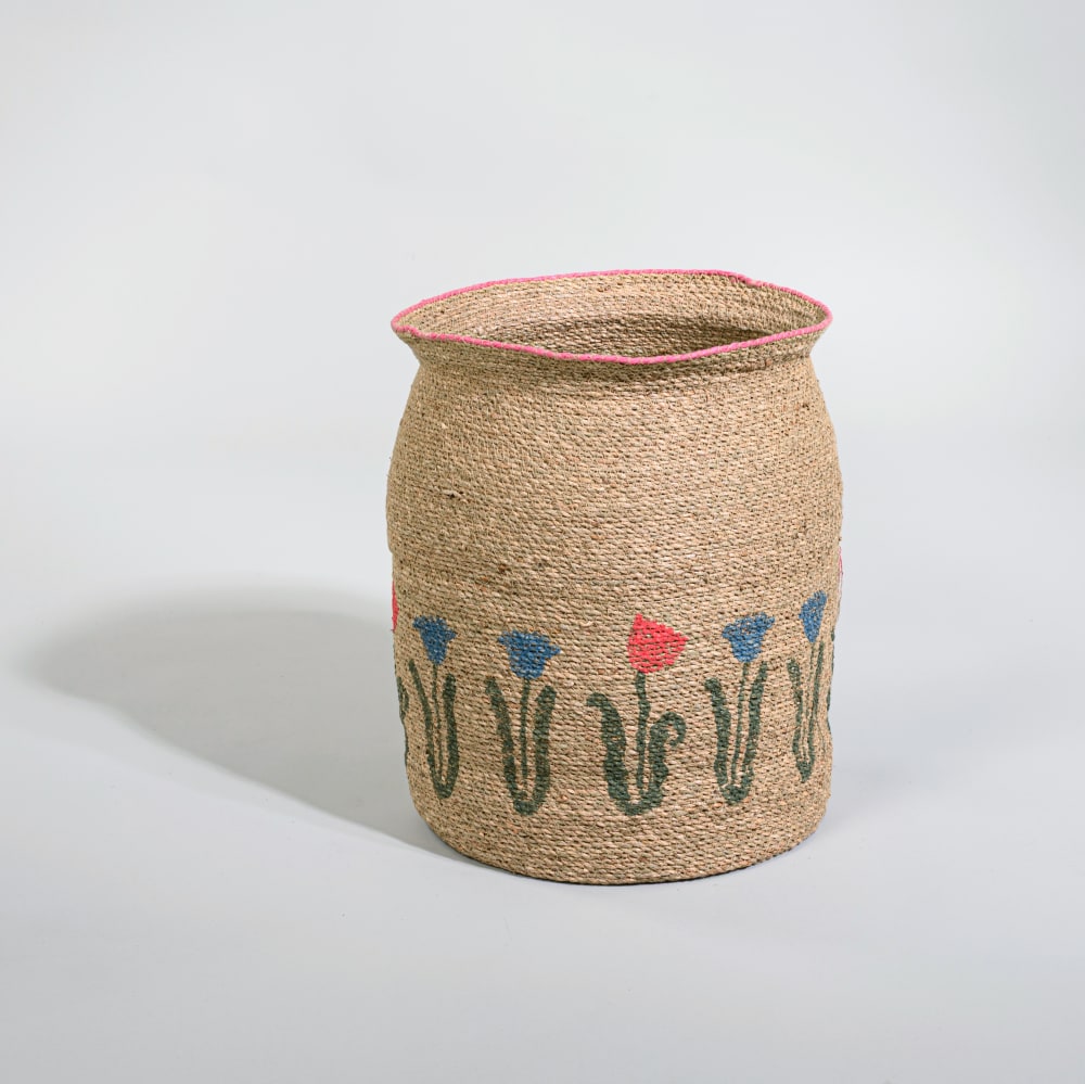 Panier en jonc de mer motifs fleurs tricolores et liseré rose