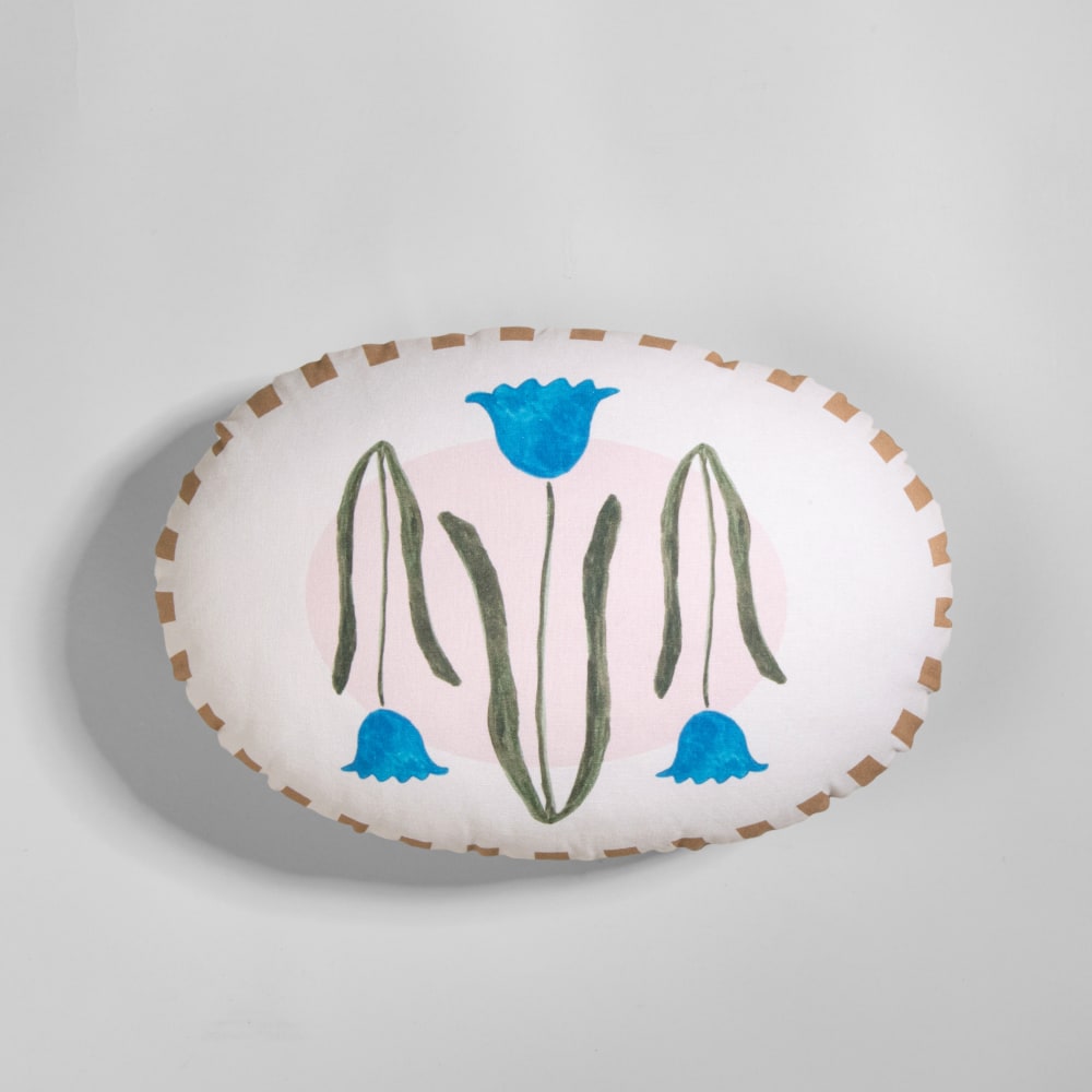 Coussin rond en coton biologique écru motifs fleurs verts et bleus, 45x33 cm