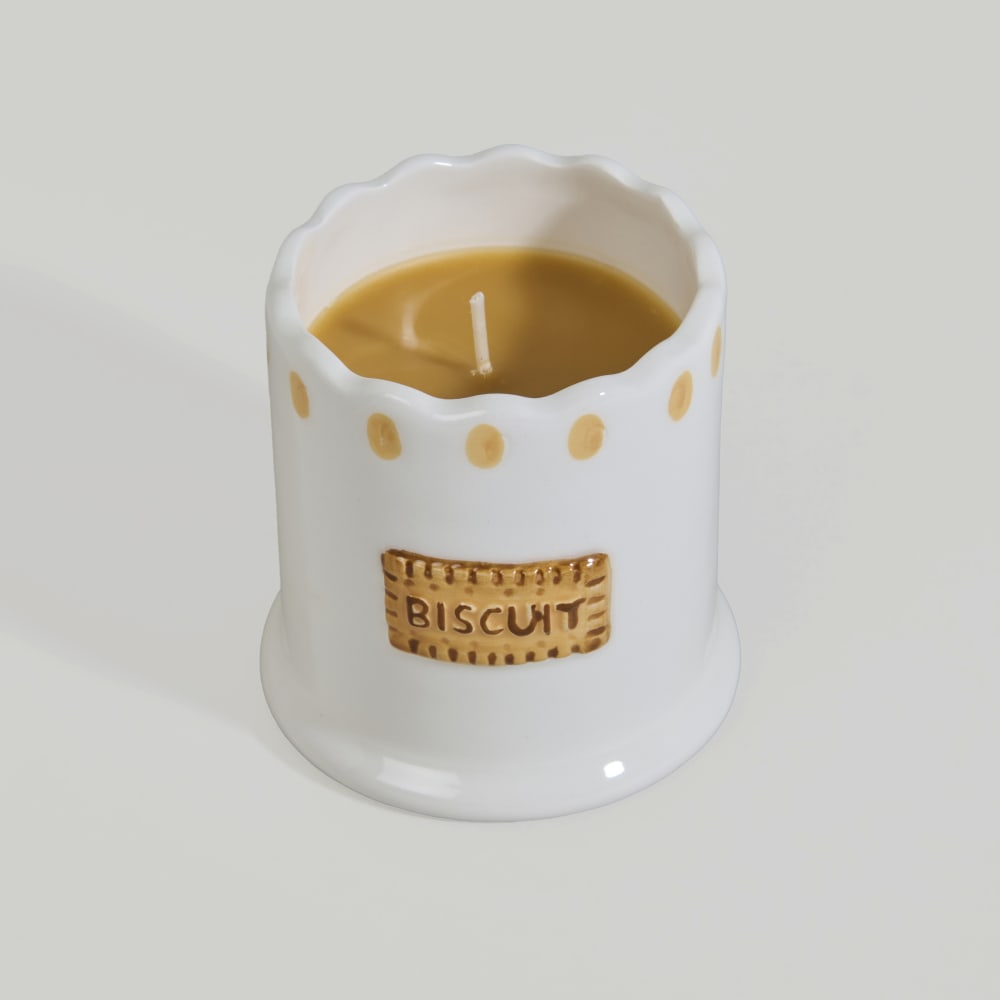 Duftkerze aus Keramik mit Keksmuster, Duftrichtung „Biscuit“. -