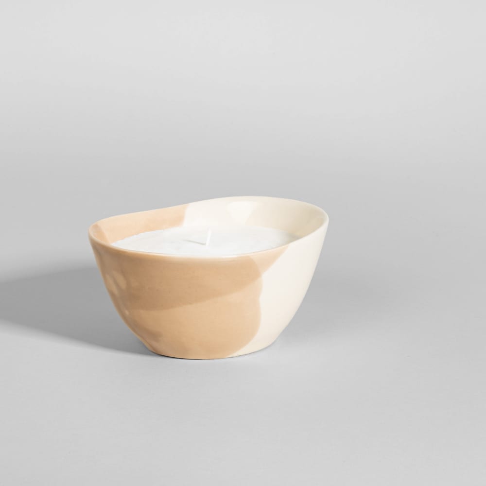 vela perfumada en gres beige y marron aroma madera vainilla