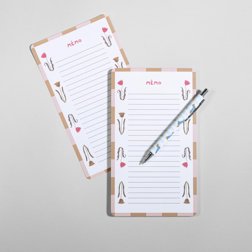 Memotafel mit Linien, Schachbrettmustern und bunten Blumen -