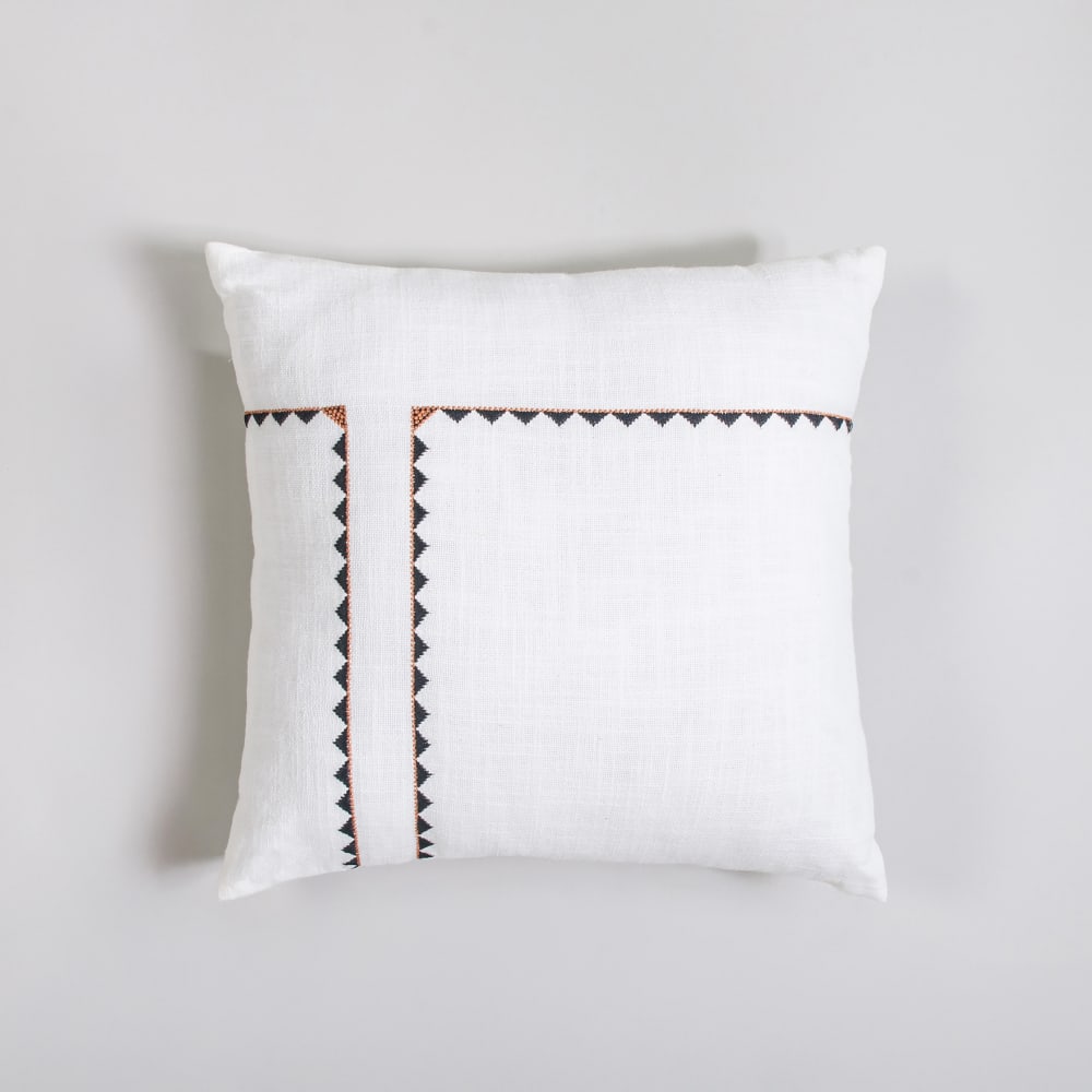 Housse de coussin en coton écru motifs brodés noirs et terracotta, 40x40 cm