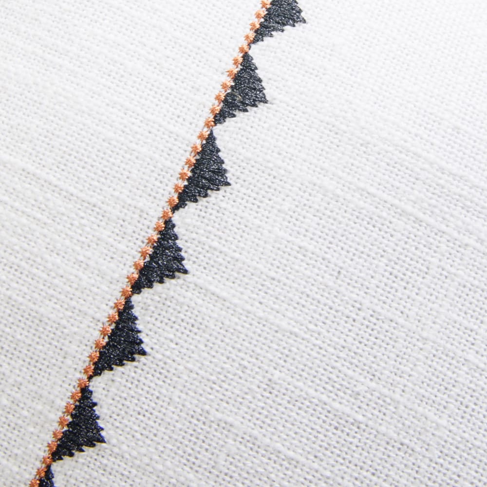 Housse de coussin en coton écru motifs brodés noirs et terracotta, 40x40 cm — vue 4