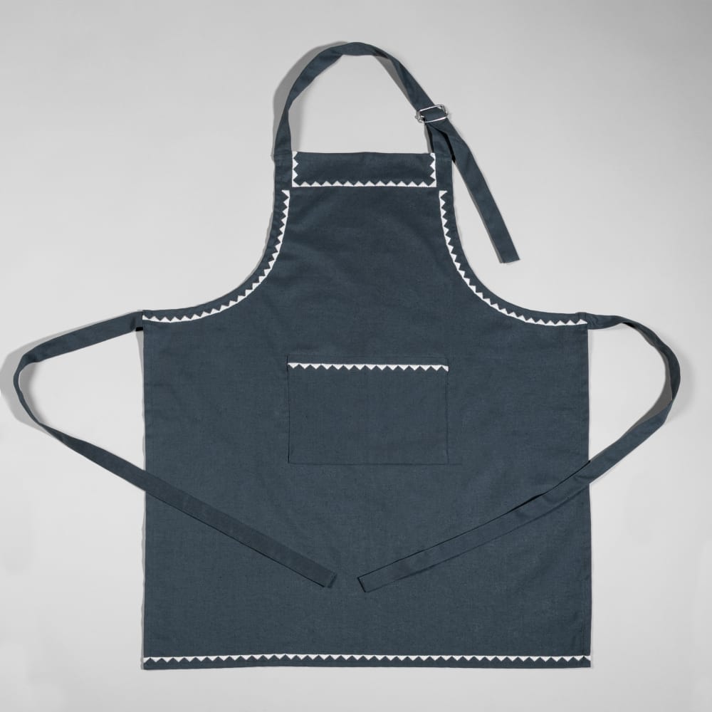 Tablier en coton, lin gris et broderie blanche