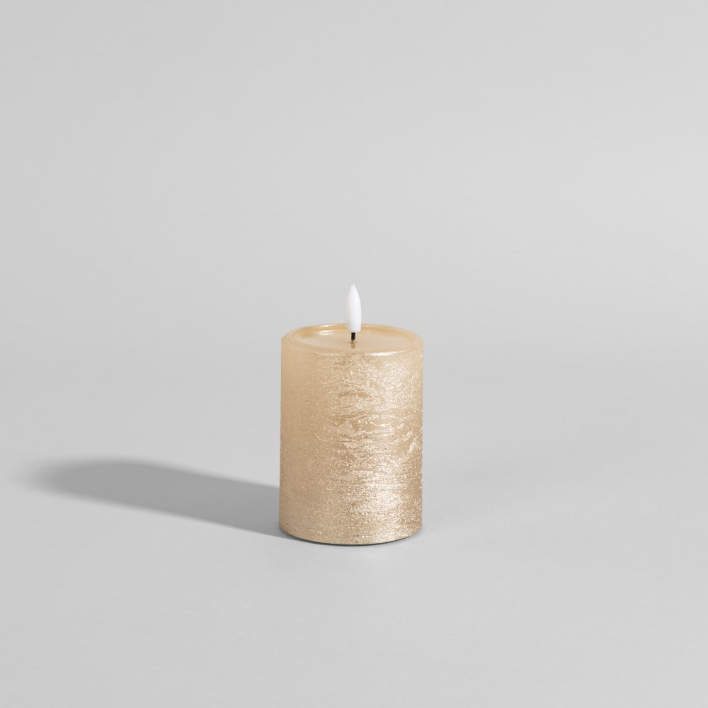 LED-Kerze aus goldfarbenem Wachs, 7 x 10 cm - Maisons Du Monde