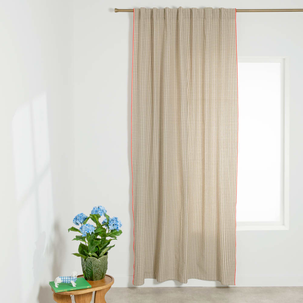 Rideau à pattes cachées en coton recyclé motif vichy vert et blanc et liseré rose vif, 140x250 cm (vendu à l'unité)