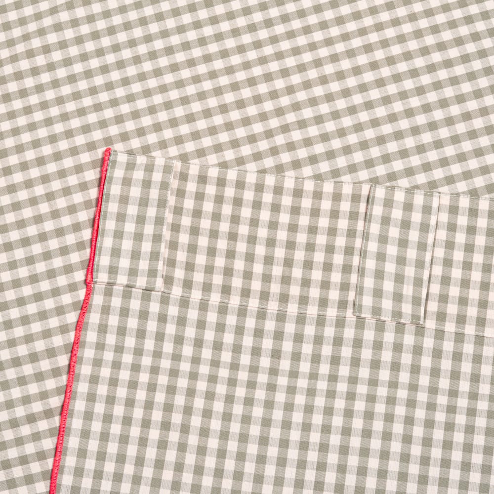 Rideau à pattes cachées en coton recyclé motif vichy vert et blanc et liseré rose vif, 140x250 cm (vendu à l'unité) — vue 3