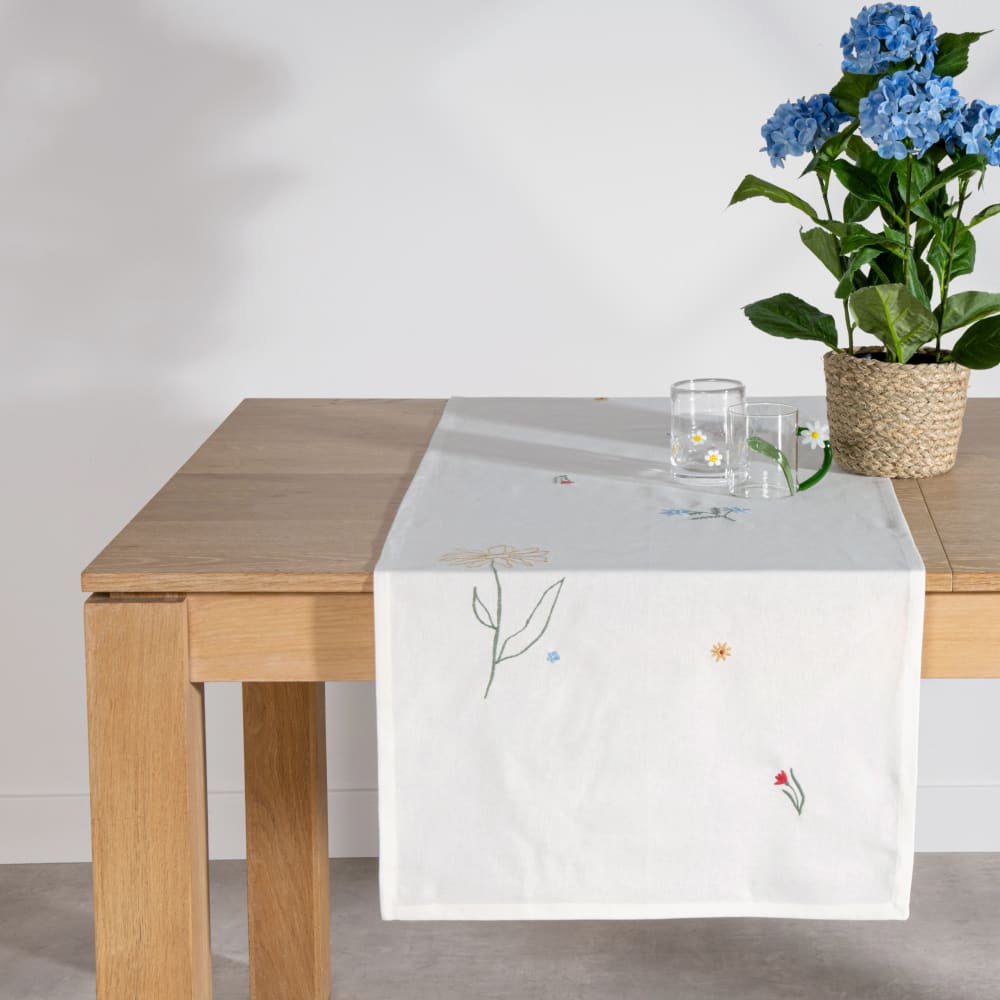 Chemin de table en coton biologique écru broderies fleurs multicolores, 50x150 cm