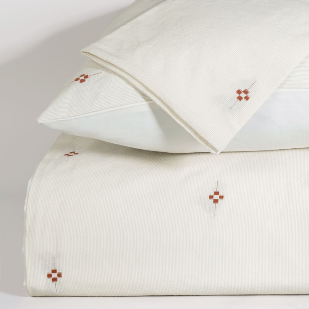 Parure de lit en coton tissé écru et broderies terracotta, 260x240 cm — vue 4
