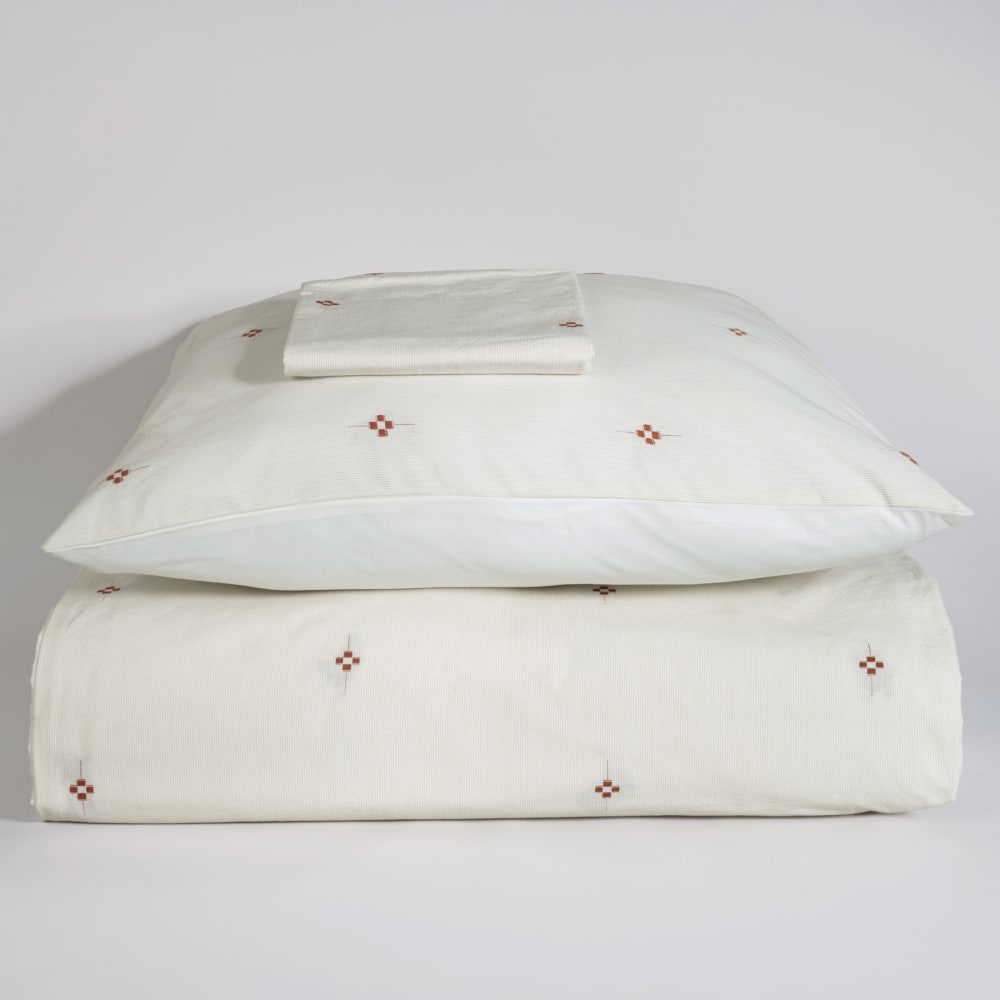 Parure de lit en coton tissé écru et broderies terracotta, 240x220 cm — vue 3