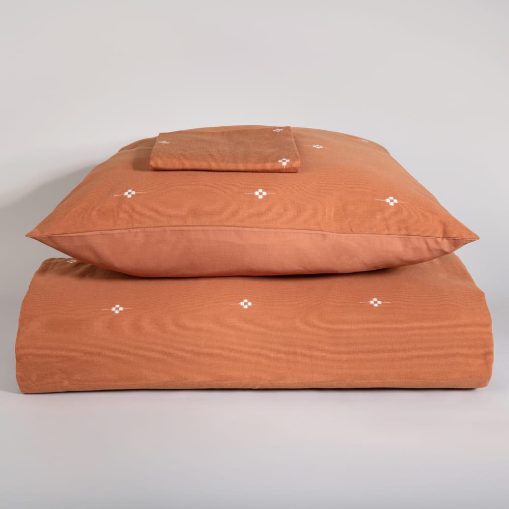 Parure de lit en coton tissé terracotta et broderies écrues, 240x220 cm — vue 3