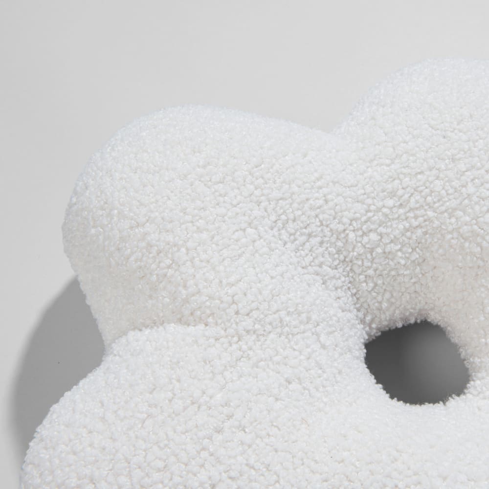 Coussin fleur en textile effet bouclette blanche — vue 3