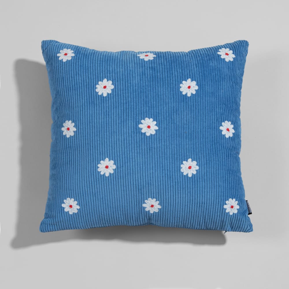 Coussin en coton effet velours côtelé bleu broderies fleurs écrues et roses, 40x40 cm