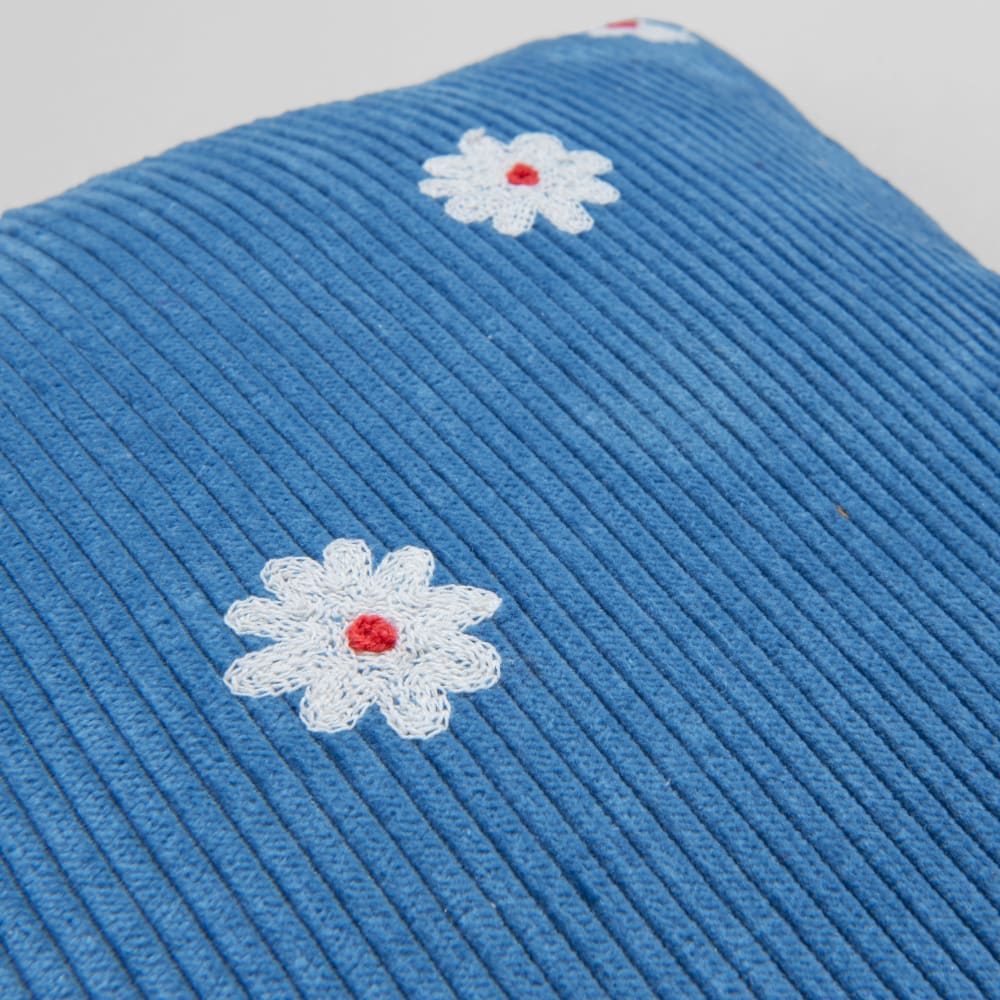 Coussin en coton effet velours côtelé bleu broderies fleurs écrues et roses, 40x40 cm — vue 4