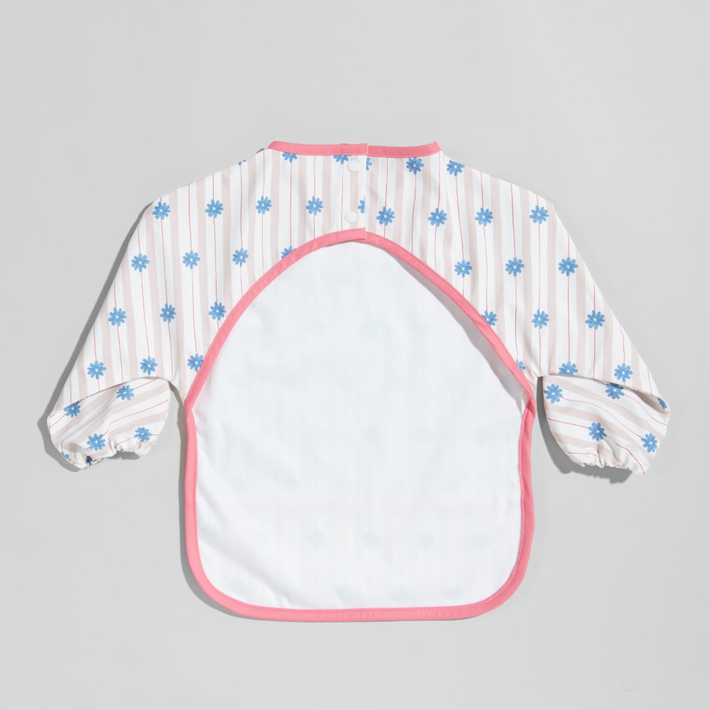Beschichtete Latzhose mit Ärmeln, bedruckt mit blauen Blumen und