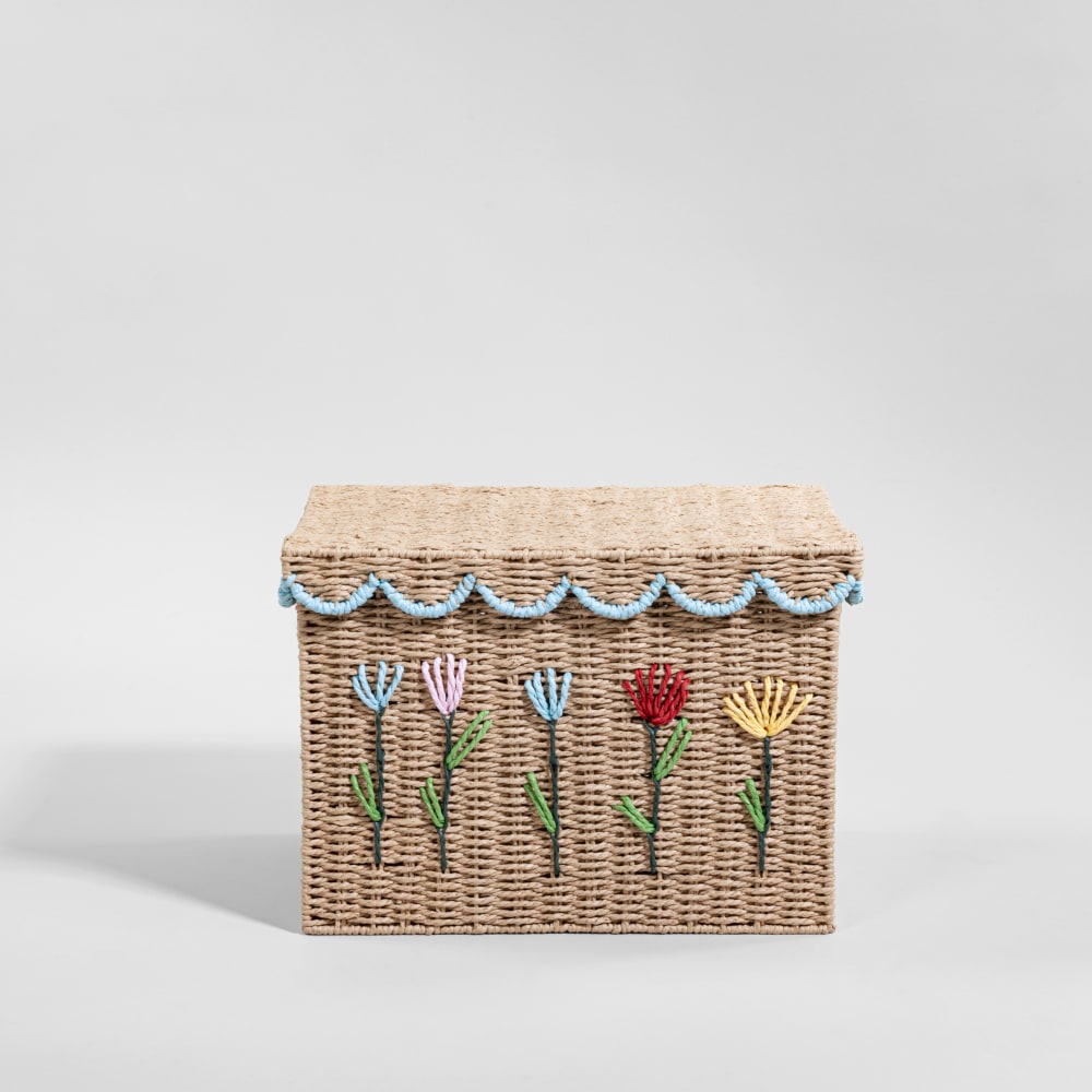 Malle en papier tressé motifs fleurs et bordure festonnée bleue