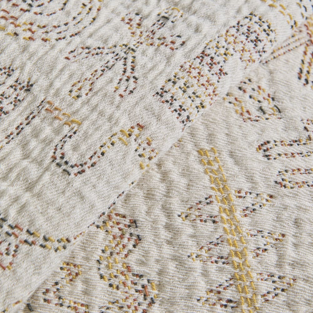Ecrufarbene Baumwolldecke mit dreifarbigem Ziernähtenmuster, 130